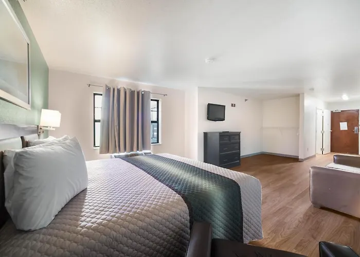 Hometowne Studios By Red Roof St. Louis - Airport/N Lindbergh
