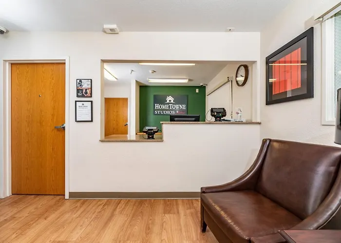 Hometowne Studios By Red Roof Fresno - West