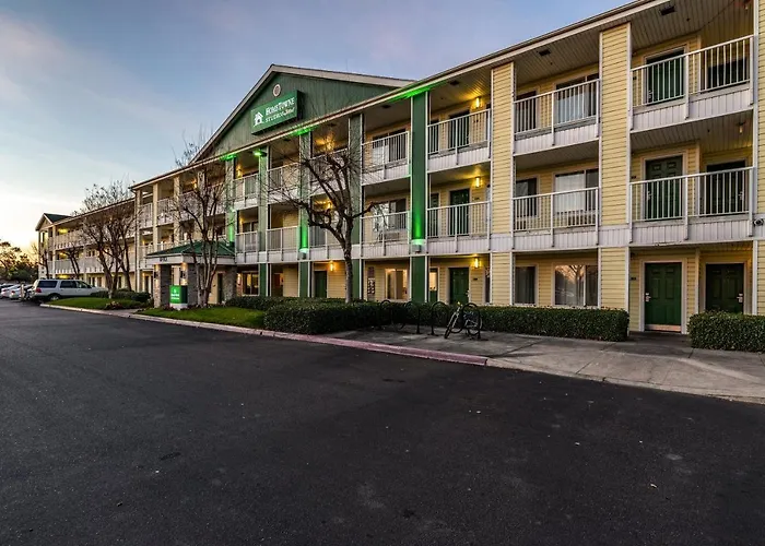 Hometowne Studios By Red Roof Fresno - West