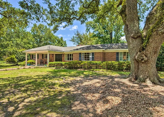 Ocean Springs Home - Walk To Beach & Downtown!