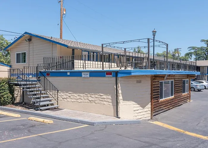 Cedar Lodge Motor Inn