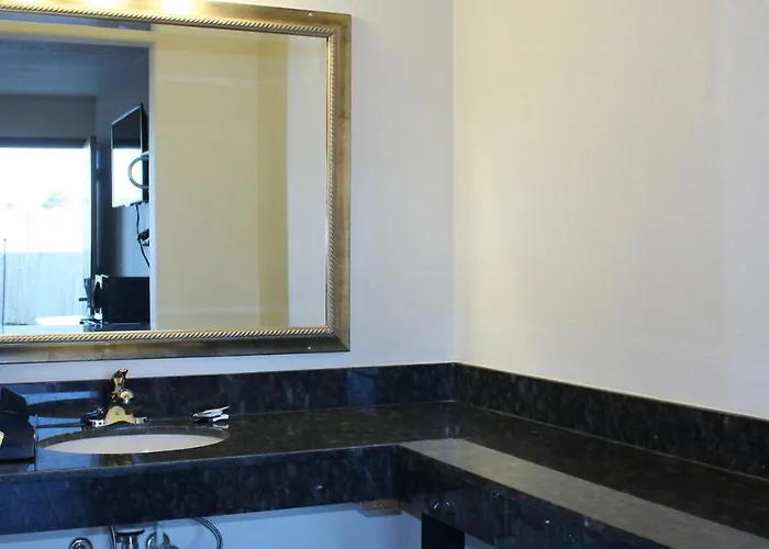 Royal Inn & Suites