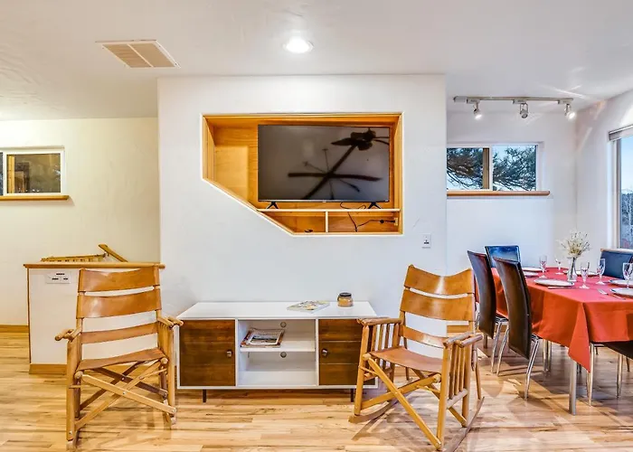 The Lakeview Escape