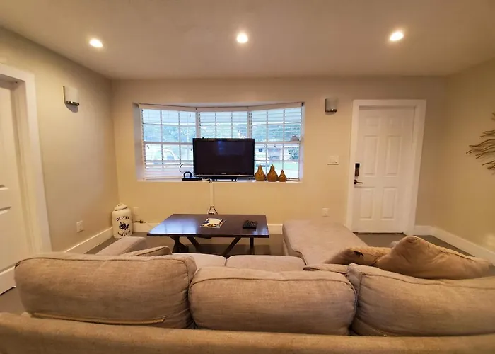 Lakefront Vacation Home - Sleeps 8