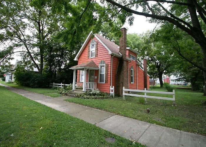 Downtown 2 Bedroom Cottage, Sleeps 6, Walking Distance To Honeywell, Downtown Restaurants, Shopping