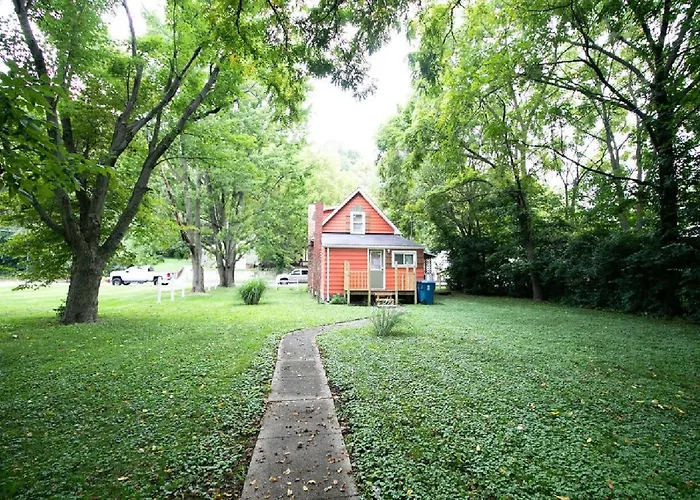 Downtown 2 Bedroom Cottage, Sleeps 6, Walking Distance To Honeywell, Downtown Restaurants, Shopping