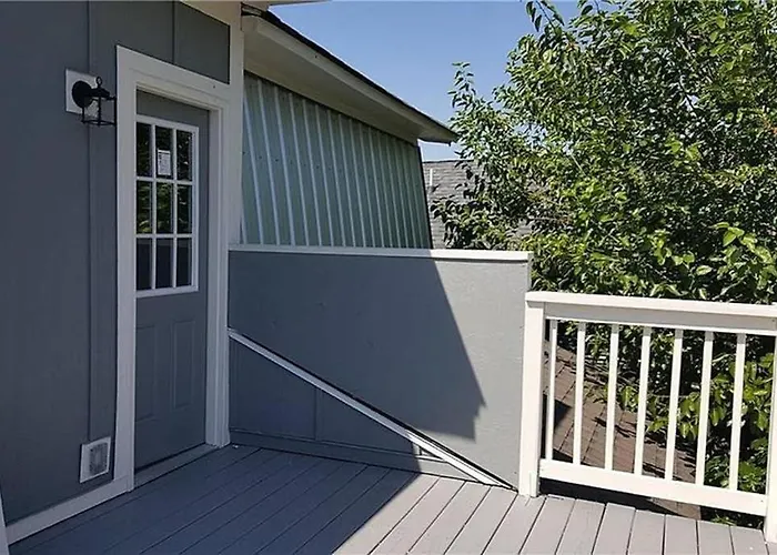 New 4 Bedroom House For Downtown Travelers!!!