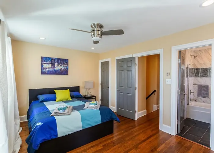 Luxurious Dc Townhome Ideal For Large Families Plus Free Parking