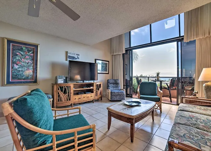 Ocean-View Maui Penthouse W/ Balcony & Pool Access