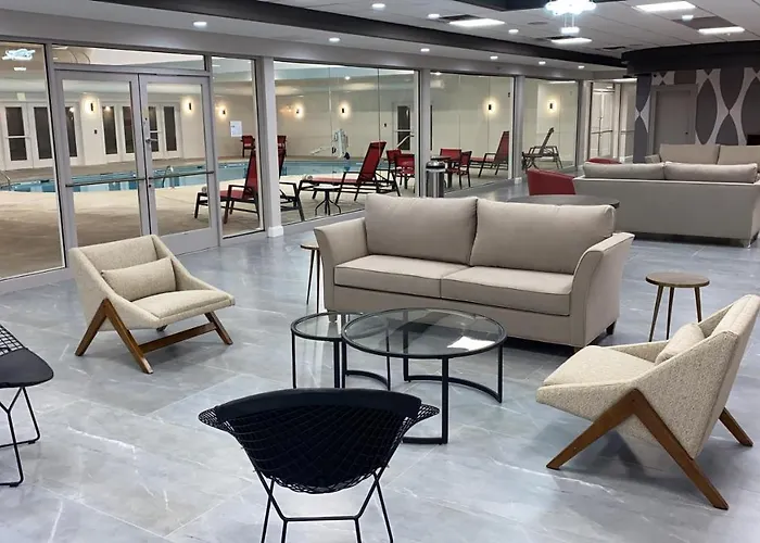 Ramada By Wyndham Hartford North - Bradley Airport