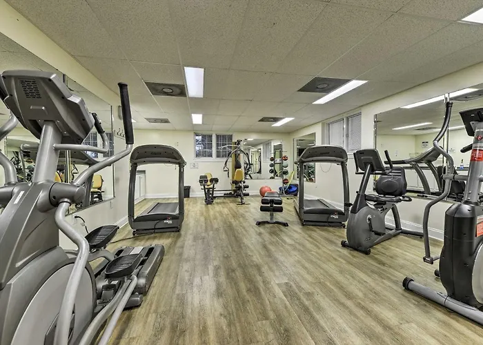Resort-Style Condo On Golf Course W/ Pool Access