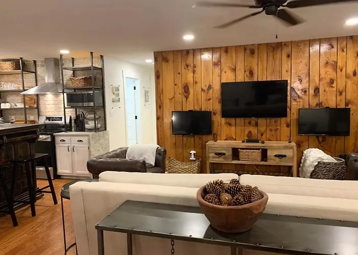 Five-Star Historic Boyd Harvey Carriage House
