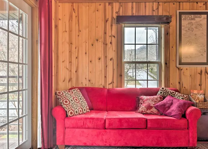 'The Boat House' Creekside Escape In Hot Springs!