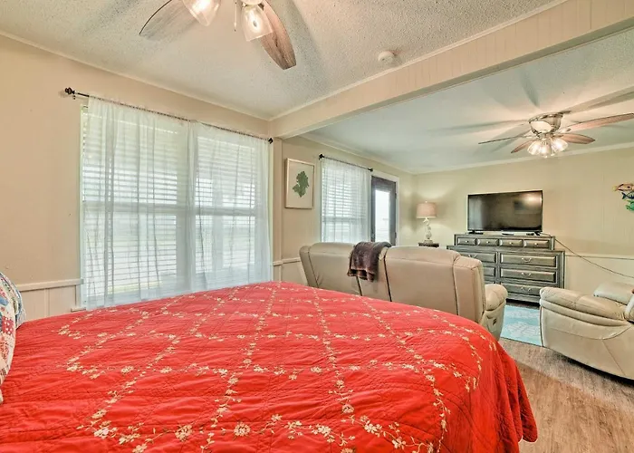 Rockport Bayfront Studio W/ Patio: 'Casa Familia'