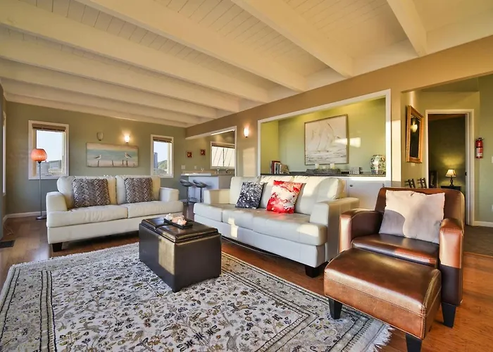 Beach Nest! Hot Tub! Sauna! Bbq Grill! Amazing Views!! Romantic Getaway! Dog Friendly!!