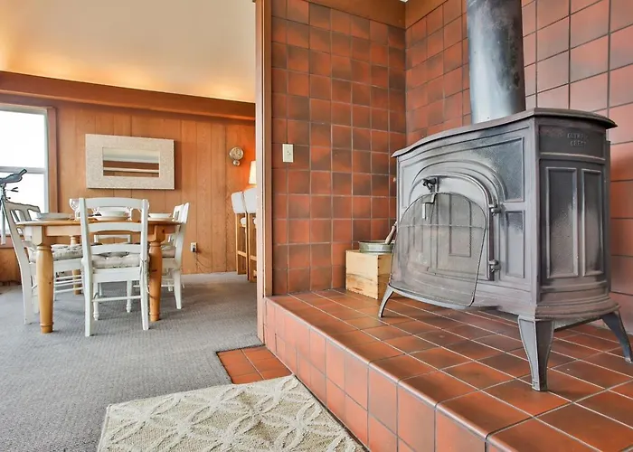 Abalone Alcove! Hot Tub! Pool Table! Amazing Views! Fast Wifi!! Dog Friendly!