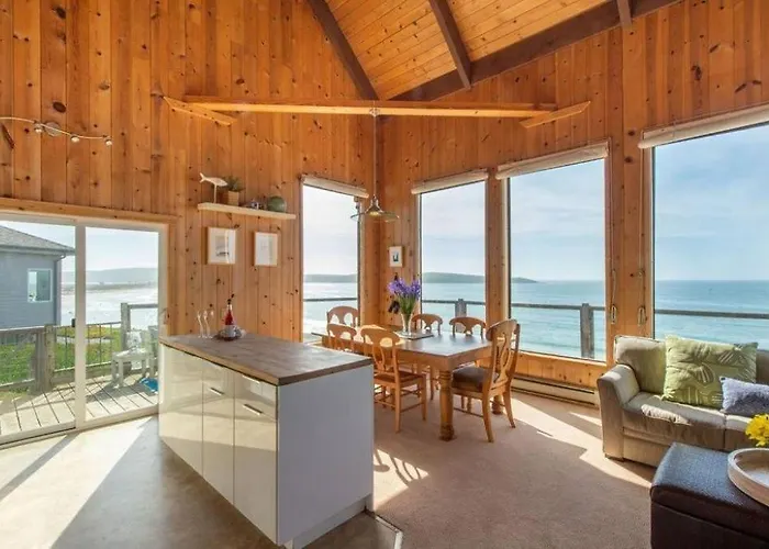 Breaking Waves! On The Bluff! Amazing Views!! Bbq! Fast Wifi! Walk To Beach!!!