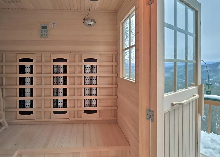 Smoky Mountain Cabin W/ Hot Tub & Views!