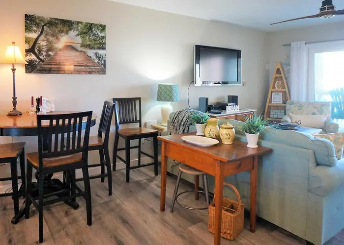 Airy Oceanfront Condo: Beach Views & Pool Access!