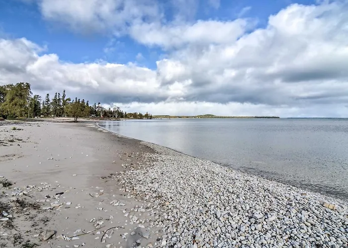 Lovely Lake Huron Getaway: Beach Access & Kayaks!