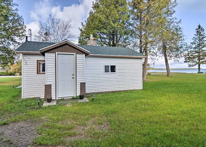 Lovely Lake Huron Getaway: Beach Access & Kayaks!
