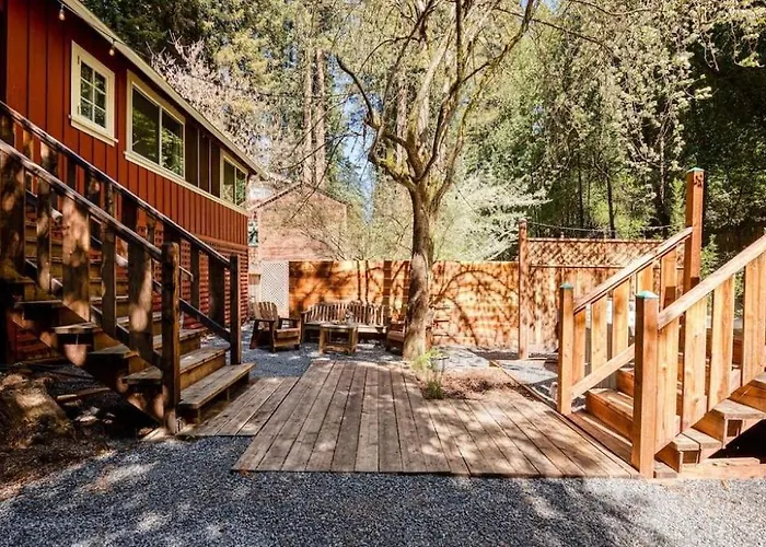 Redwood Retreat! Redwoods! Walk To River!! Hot Tub!! Bbq! Central Air!!