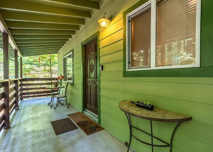 Vino Velo Retreat! Redwoods! Hot Tub!! Fire Table!! Bbq!! Game Room!! Fast Wifi!! Dog Friendly!!
