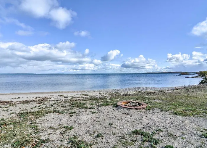 Lovely Lake Huron Getaway: Beach Access & Kayaks!