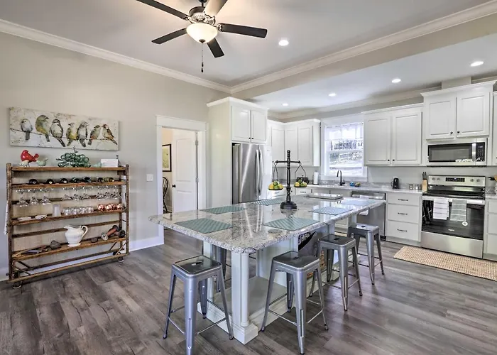 White Oak Creek Home W/ Views, Deck & Pool Access!