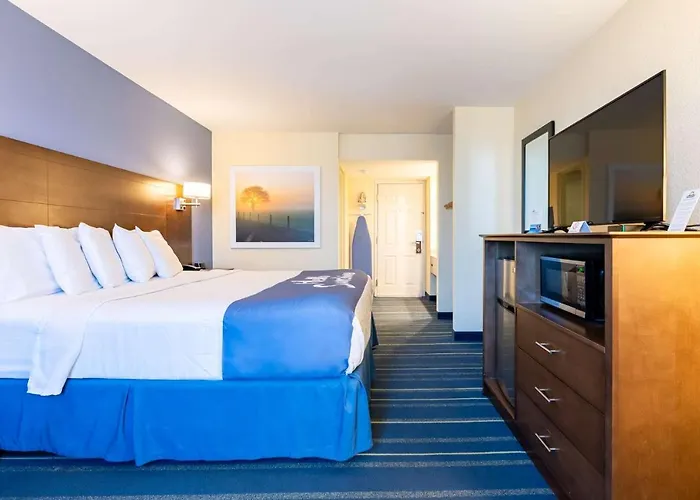 Days Inn By Wyndham Hartford/Closest Downtown