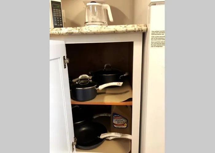 Luxury Stay Near Oakridge Mall For Vacation/Work