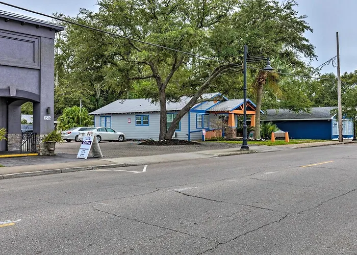 Downtown Ocean Springs Retreat: 1 Mi To Beach!