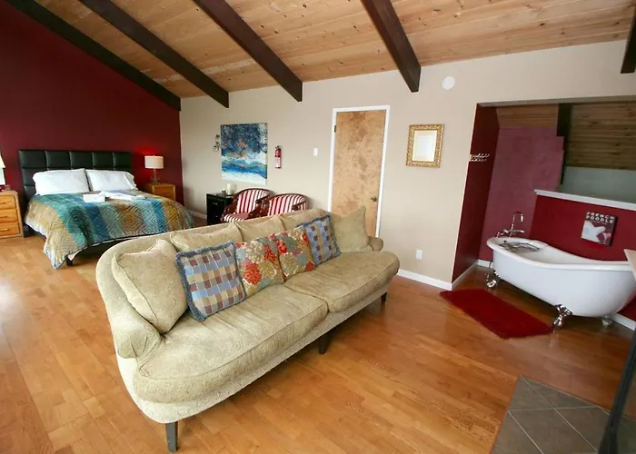 Beach Nest! Hot Tub! Sauna! Bbq Grill! Amazing Views!! Romantic Getaway! Dog Friendly!!