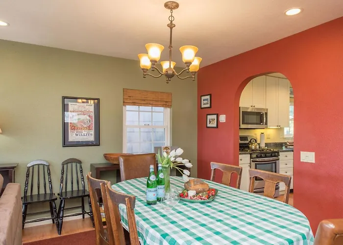 Sea Breeze! Walk To Beach!! In The Village! Bbq! Fast Wifi!! Dog Friendly!