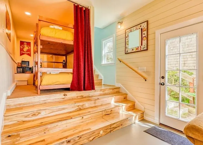 The Lookout! Stunning Views!! Walk To Beach! Bbq! Fast Wifi!! Dog Friendly!