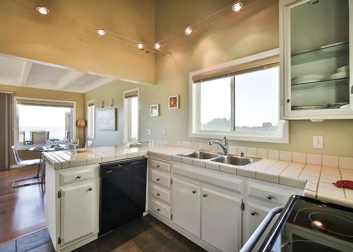 Beach Nest! Hot Tub! Sauna! Bbq Grill! Amazing Views!! Romantic Getaway! Dog Friendly!!