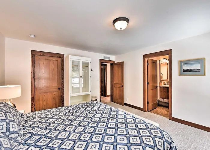 Gorgeous Twin Lakes Home W/ Deck Overlooking Mtns!