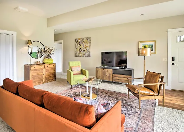 Lovely Canyon View Apartment W/ Patio & Yard