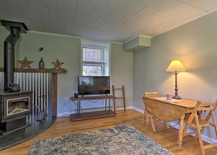 Patio & Fire Pit: Idyllic Cottage In Hellertown!