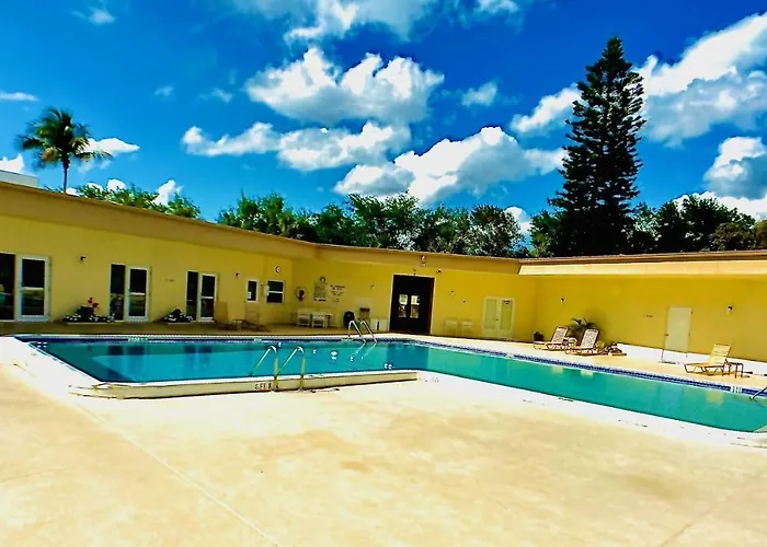 Elegant 1 Bedroom Condo With Swimming Pool Gym Access All Included In Convenient Fort Myers Location Near Golf Courses And Sanibel Island