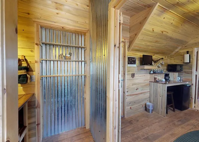 Canyonlands Barn Cabin With Loft, Full Kitchen, Dining Area For Large Groups