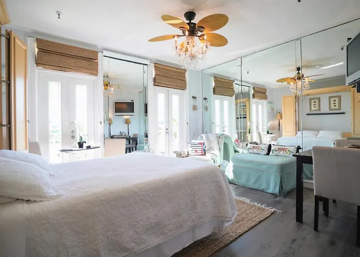 Palm Beach Hotel With Juliette Balconies! 2 Blocks From Beach! Historic Landmark