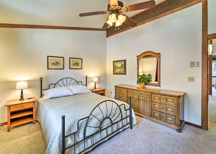 Quiet Unit W/ Golf Course & Mtn Views In Graeagle!
