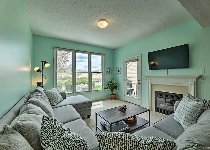 Bright Manistee Condo W/ Beach + Pool Access!