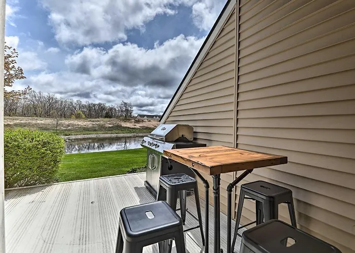 Bright Manistee Condo W/ Beach + Pool Access!