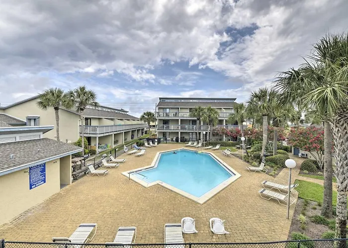 Panama City Condo W/ Balcony & Pool, Walk To Beach