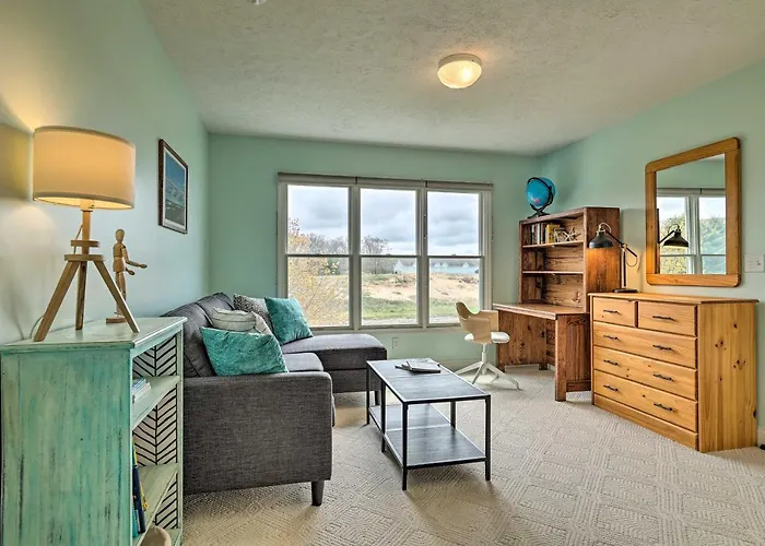 Bright Manistee Condo W/ Beach + Pool Access!