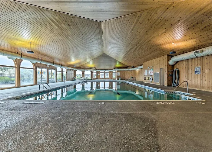 Bright Manistee Condo W/ Beach + Pool Access!