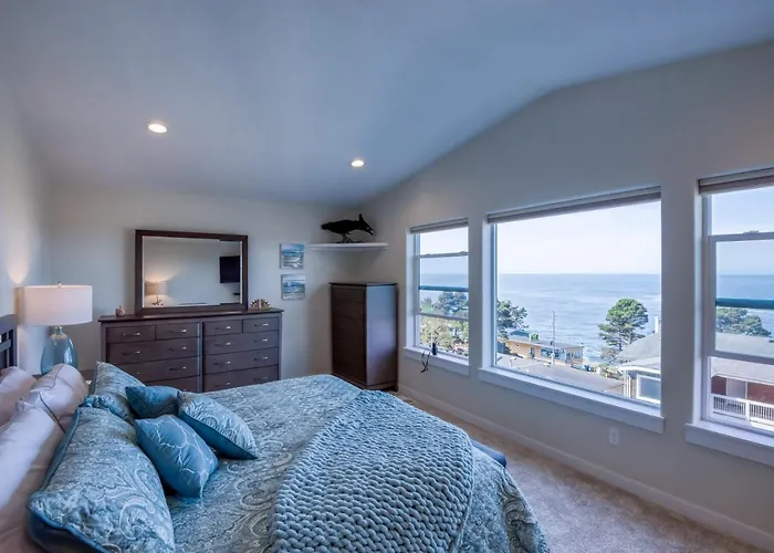 The Captains Lookout Sleeps 6, Hot Tub, Pet Friendly, Ocean View