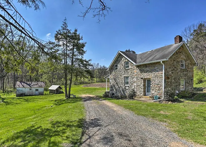 Patio & Fire Pit: Idyllic Cottage In Hellertown!